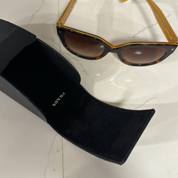 Prada oversize brown sunglasses - Picture 10 of 11